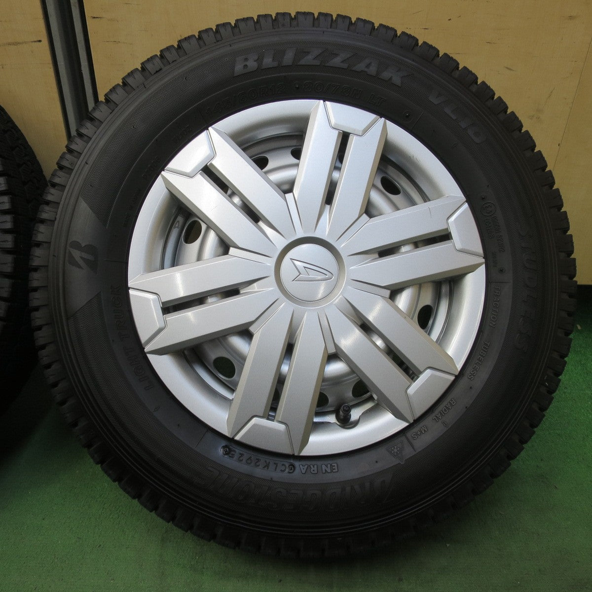 バリ溝！25年！キレイ！9.5分★ダイハツ アトレー ハイゼットカーゴ 等 純正 スチール 145/80R12 80/78N スタッドレス ブリヂストン ブリザック VL10 12インチ PCD100/4H★6050805イス