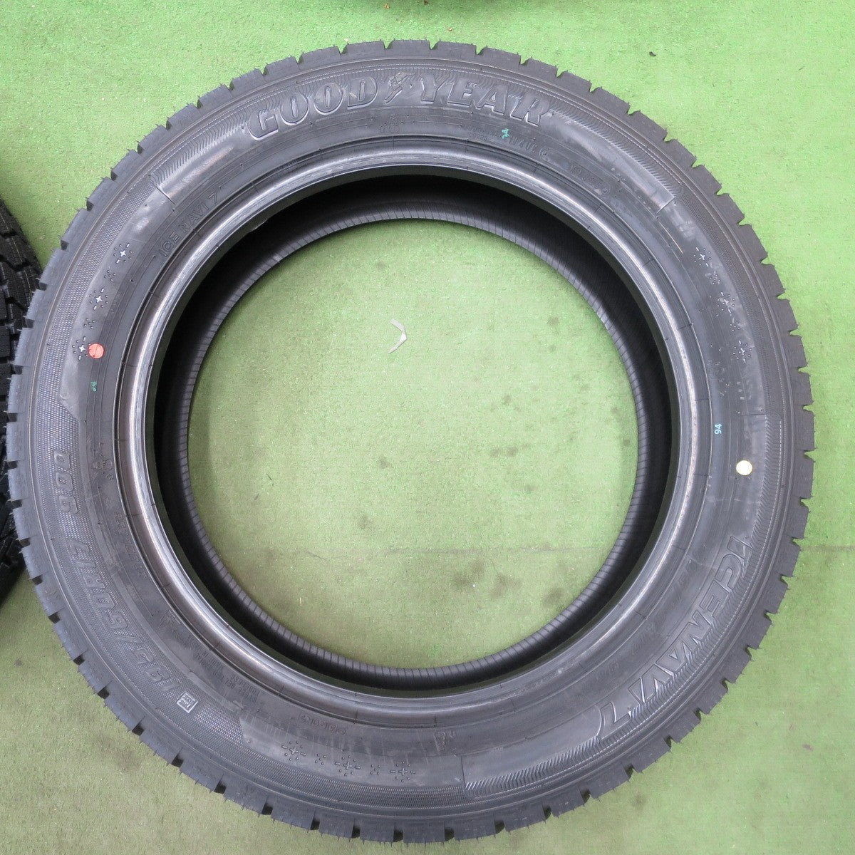 未使用！25年★スタッドレス 195/60R17 グッドイヤー アイスナビ7 タイヤ 17インチ ライズ ロッキー 60系 プリウス 等★6033002NGスタ