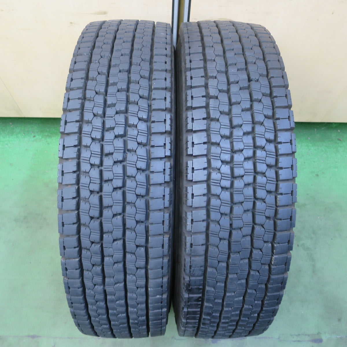 ほぼ未使用！25年！2本★トラック タイヤ 225/80R17.5 123/122L スタッドレス ブリヂストン W999 17.5インチ★6073003イスタ