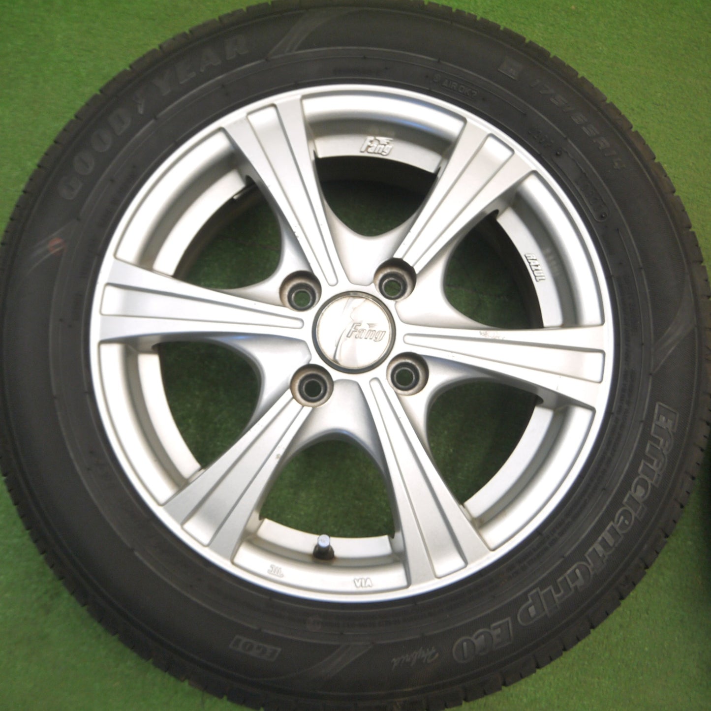 [送料無料] バリ溝！23年！9.5分★175/65R14 グッドイヤー EfficientGrip ECO hybrid Fang ファング 14インチ PCD100/4H★5020403Hノ