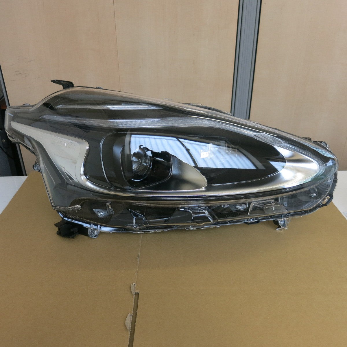 [送料無料] 未使用◆トヨタ NSP170 G シエンタ 純正 ヘッドライト 右 側 ICHIKOH 52-317 81110-52N00 TOYOTA カー パーツ◆