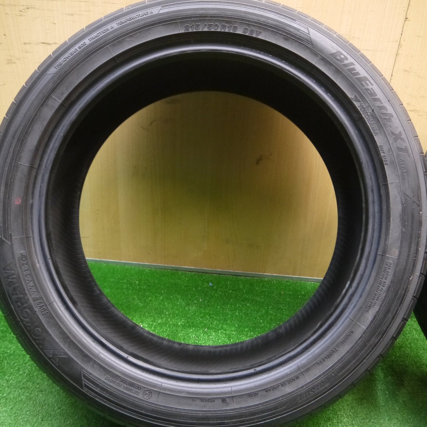 [送料無料] バリ溝！9分★215/50R18 ヨコハマ BluEarth-XT AE61 タイヤ 18インチ ブルーアース ヤリスクロス CX-3 アウディ Q2 等★5010606Hノタ