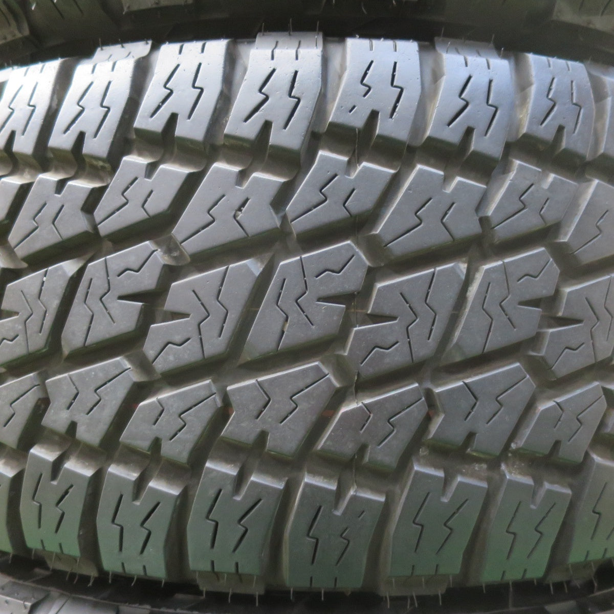 [送料無料] バリ溝！キレイ！9.5分★MKW MK-56 265/50R20 ニットー TERRA GRAPPLER ALL TERRAIN 20インチ PCD139.7/6H★5031809イノ