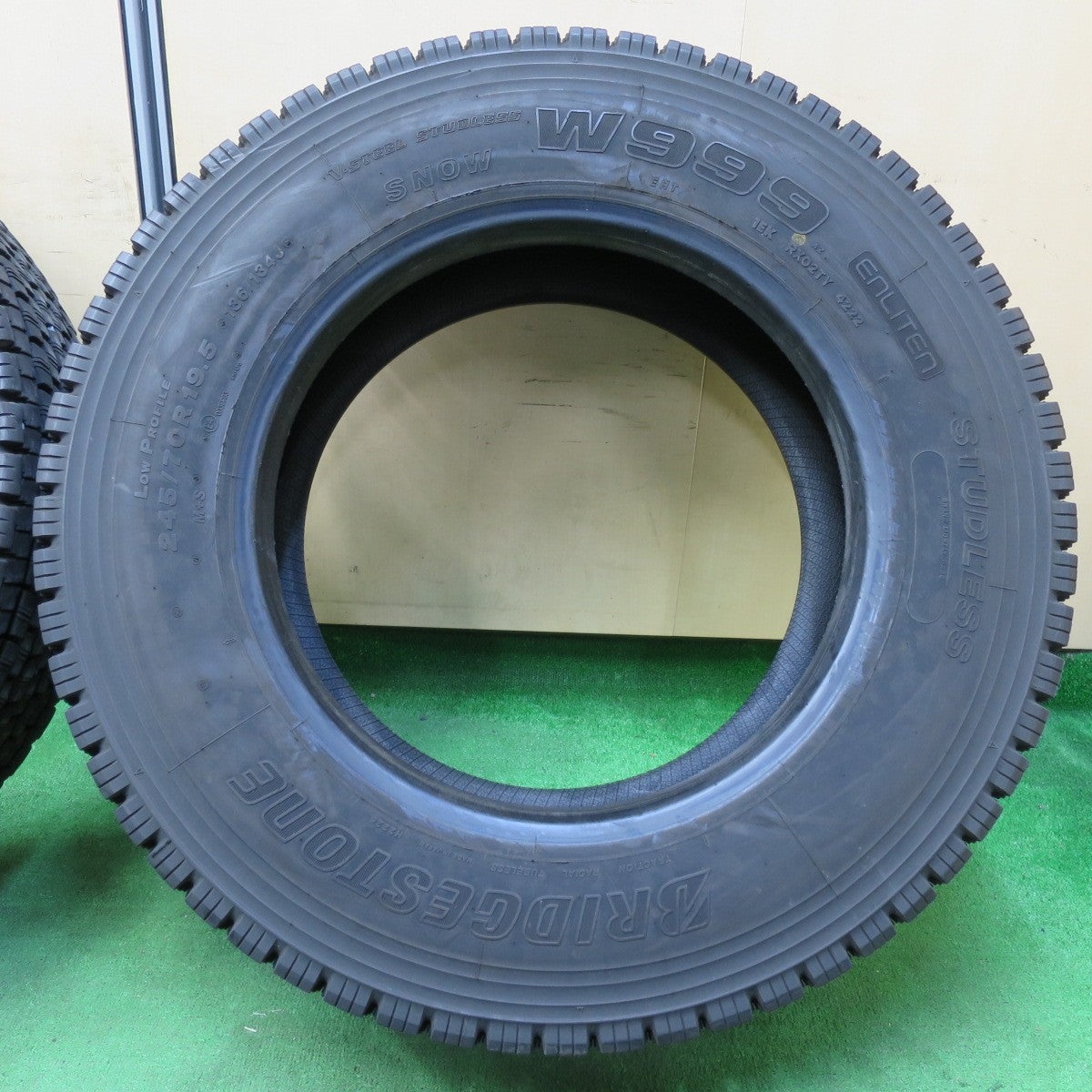 *送料無料* バリ溝！22年！9分★トラック タイヤ 245/70R19.5 136/134J スタッドレス ブリヂストン W999 19.5インチ★4061711イスタ
