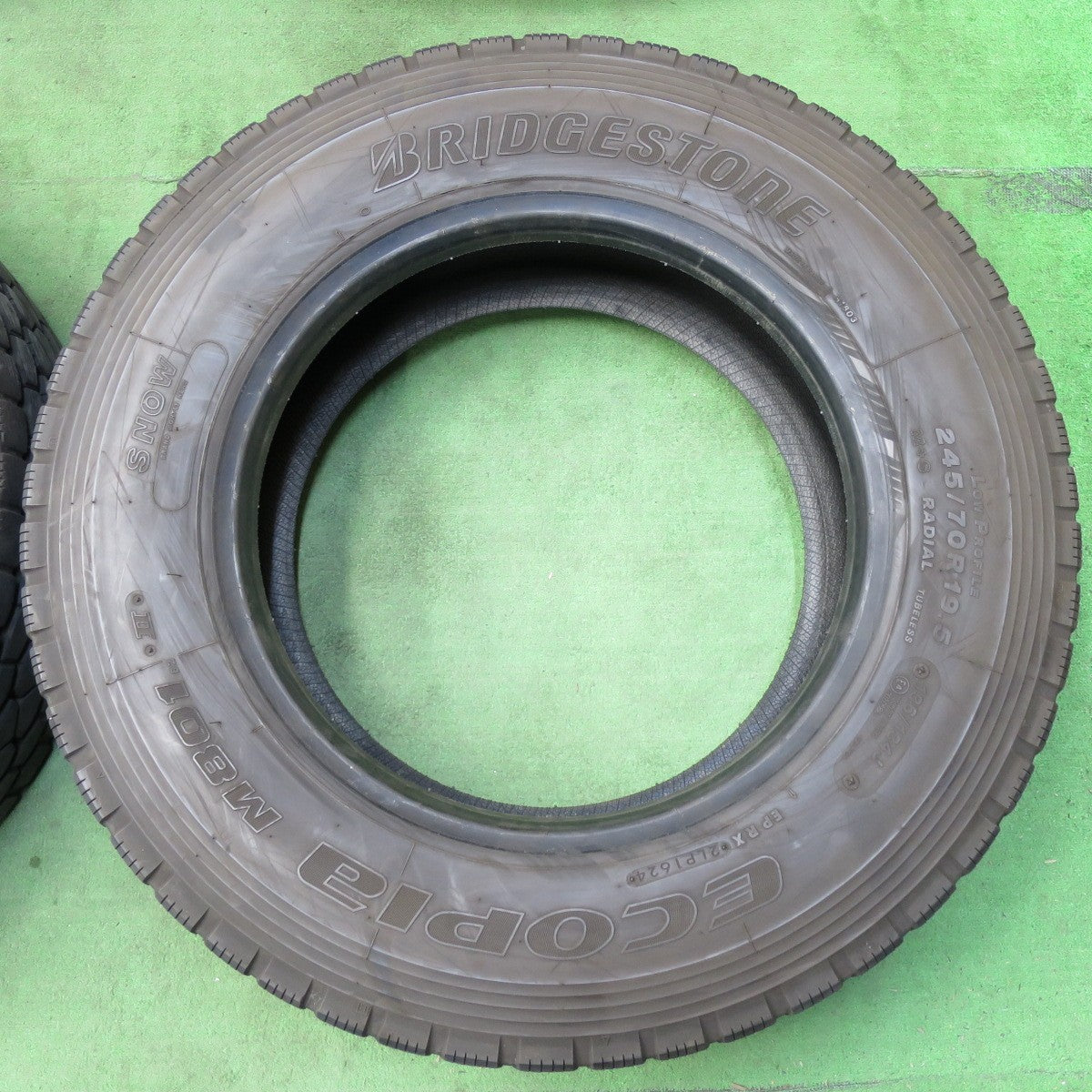 [送料無料] バリ溝！24年！9分★トラック タイヤ 245/70R19.5 136/134J ブリヂストン エコピア M801Ⅱ ミックス オールシーズン 19.5インチ★5012110イスタ