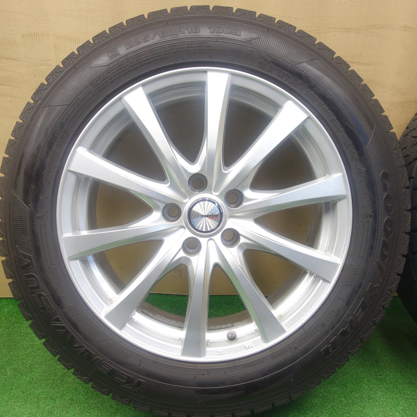 バリ溝！キレイ！9.5分★スタッドレス 225/60R18 グッドイヤー アイスナビ SUV ravrion RS01 ラブリオン 18インチ PCD114.3/5H★6011004KTス