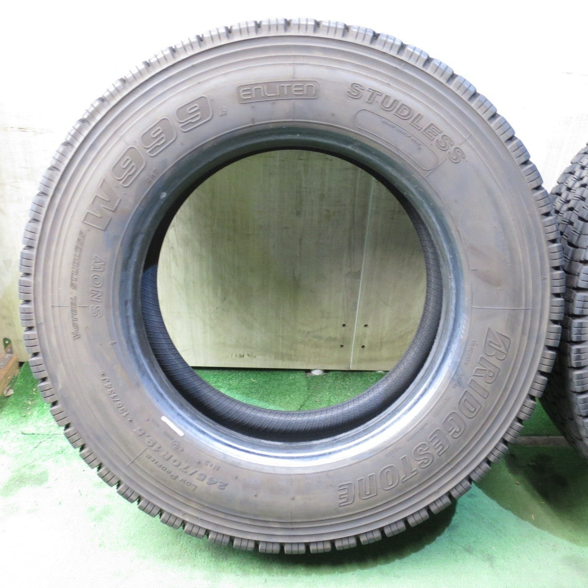 バリ溝！23年！9.5分★トラック タイヤ 245/70R19.5 136/134J スタッドレス ブリヂストン W999 19.5インチ★4052410クスタ