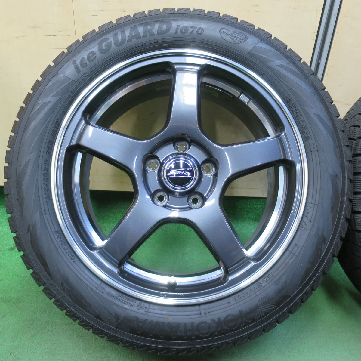 バリ溝！21年！キレイ！9.5分以上★スタッドレス 215/55R17 ヨコハマ アイスガード iG70 F-DiRECTION WS5 Fディレクション 17インチ PCD114.3/5H★5100710イス