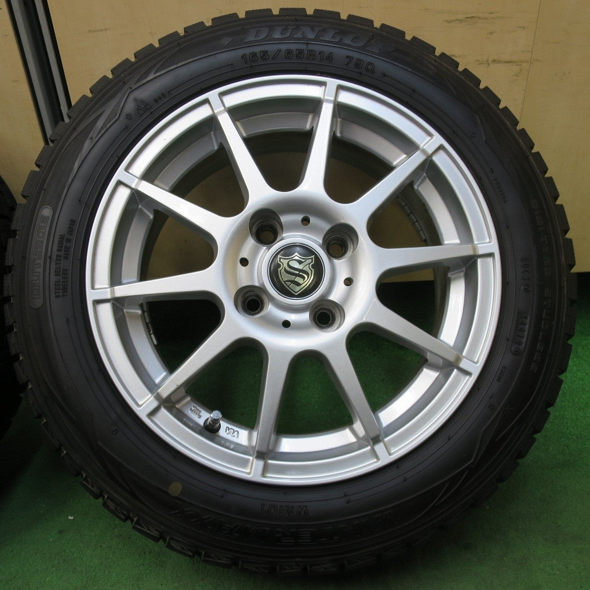 バリ溝！キレイ！9.5分以上★スタッドレス 165/65R14 ダンロップ ウインターマックス WM01 社外 アルミ 14インチ PCD100/4H★5021119イス