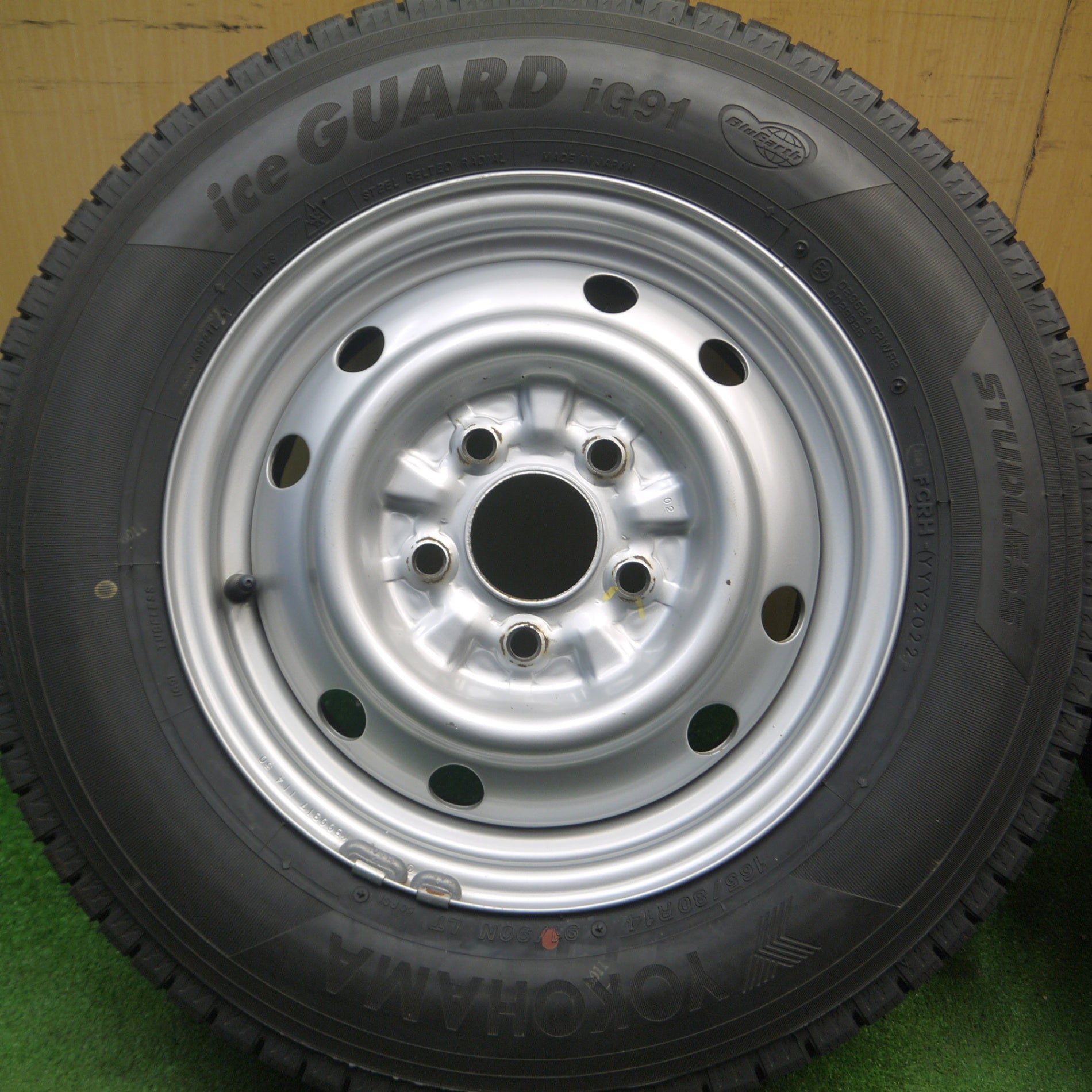 送料無料] タイヤほぼ未使用！22年！キレイ☆スタッドレス 165/80R14 