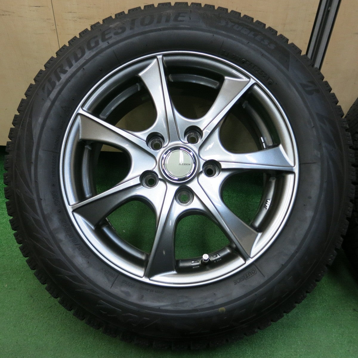 *送料無料* バリ溝！21年！キレイ！9.5分以上★スタッドレス 195/65R15 ブリヂストン ブリザック VRX2 LEBEN レーベン 15インチ PCD114.3/5H★4041104イス