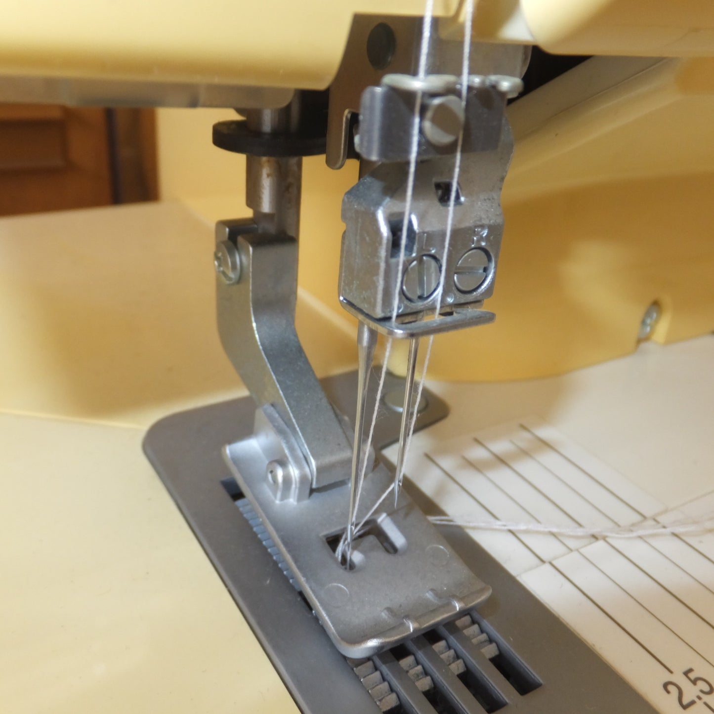 [送料無料] 現状品★ジューキ JUKI ベビーロック baby lock PETIT LINE ロックミシン BL700　KNIT SEWING CLUB KIMIE SATO★