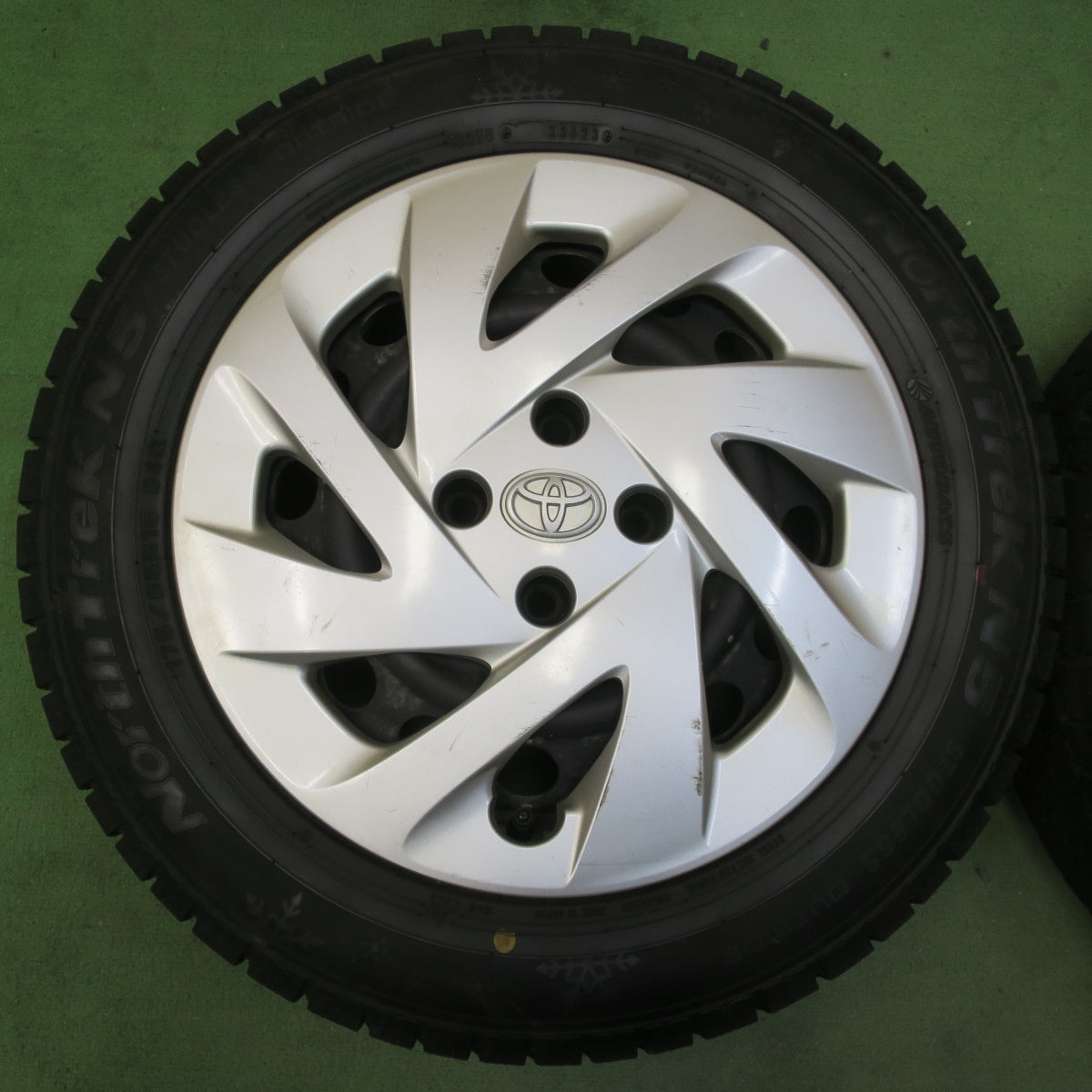 バリ溝！23年！ほぼ10分★トヨタ アクア 純正 スチール 175/65R15 スタッドレス オートバックス ノーストレック N5 15インチ PCD100/4H★5071905イス