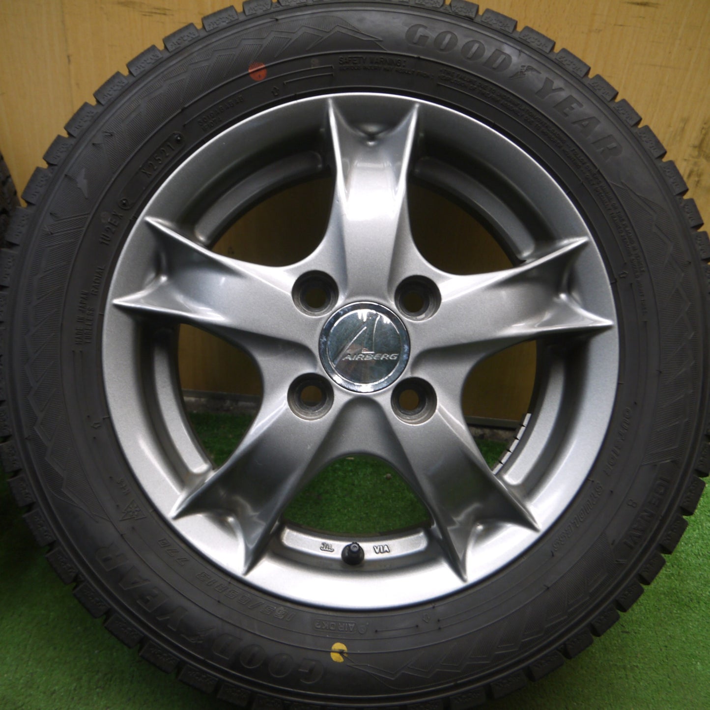 *送料無料* バリ溝！21年！9.5分以上★スタッドレス 165/65R13 グッドイヤー アイスナビ8 AIRBERG エアベルグ 13インチ PCD100/4H★4060707Hス