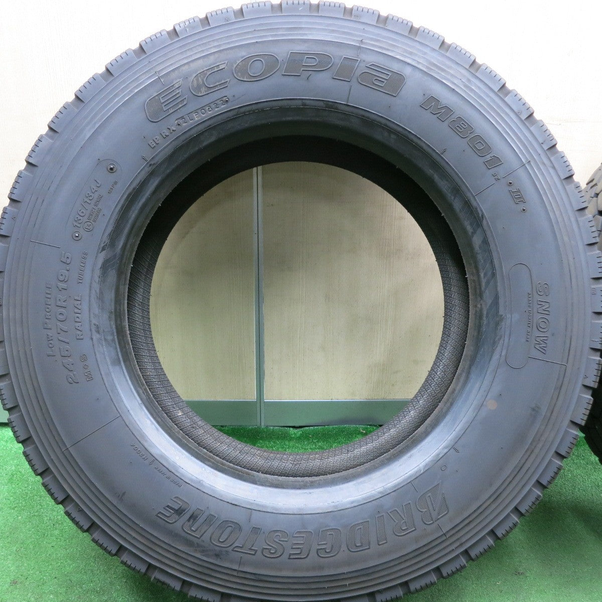 *送料無料* バリ溝！22年！9.5分★トラック タイヤ 245/70R19.5 136/134J ブリヂストン エコピア M801Ⅱ ミックス オールシーズン 19.5インチ★4071009HAノタ