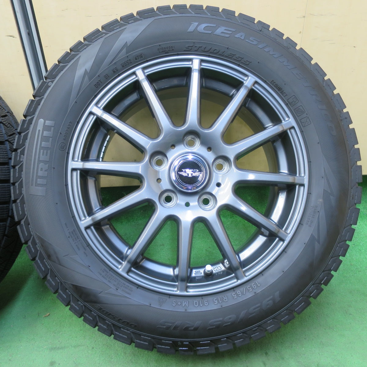 バリ溝！キレイ！9分★スタッドレス 195/65R15 ピレリ アイスアシンメトリコ TEAD テッド 15インチ PCD114.3/5H★5062004イス