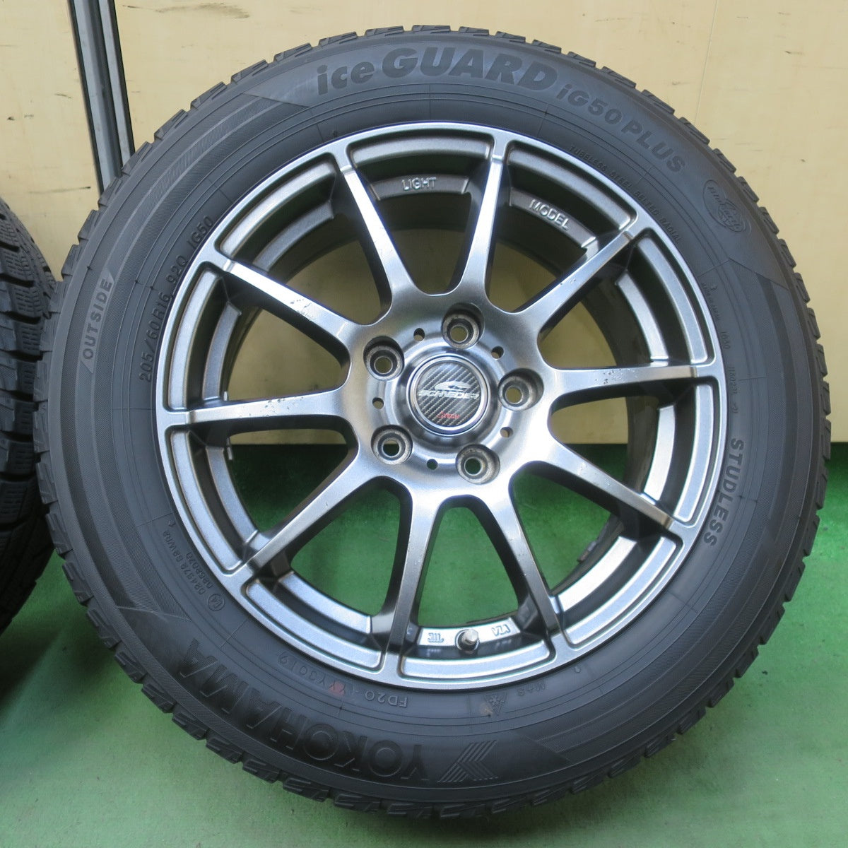 バリ溝！8.5分★スタッドレス 205/60R16 ヨコハマ アイスガード iG50 プラス SCHNEIDER シュナイダー 16インチ PCD114.3/5H★6051306イス