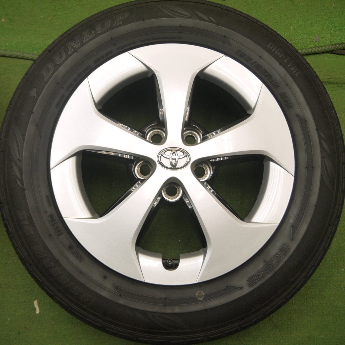 *送料無料* バリ溝！23年！9.5分★トヨタ 30系 プリウス 純正 195/65R15 ダンロップ EC202 15インチ PCD100/5H★4053101Hノ