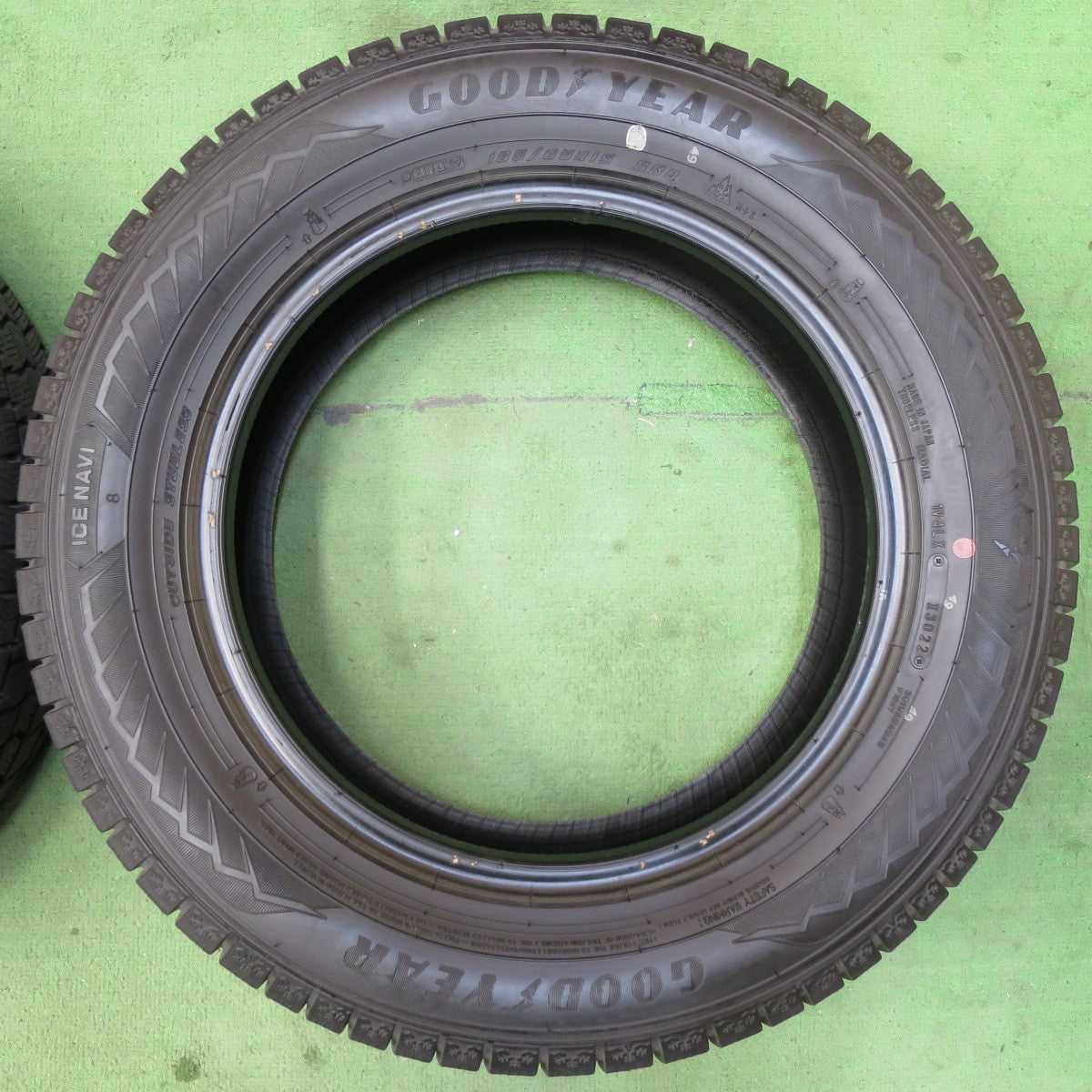 [送料無料] バリ溝！22年！8.5分★スタッドレス 185/65R15 グッドイヤー アイスナビ8 タイヤ 15インチ アクア シエンタ フリード ノート 等★5040307イスタ