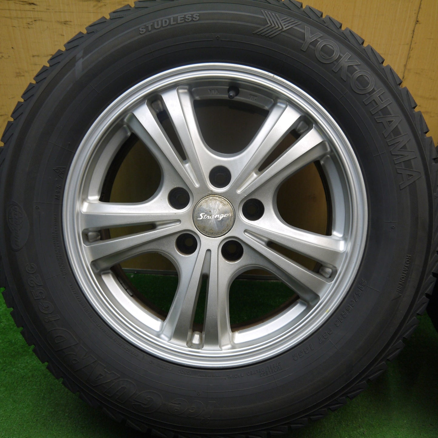 バリ溝！22年！9.5分★スタッドレス 215/65R16 ヨコハマ アイスガード iG52C Stranger ストレンジャー 16インチ PCD114.3/5H★5050705Hス