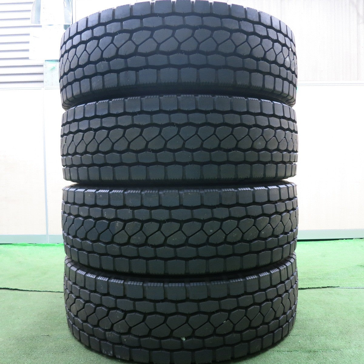 *送料無料* 新車外し！22年！ほぼ未使用★トラック タイヤ 245/70R19.5 136/134J ブリヂストン エコピア M801Ⅱ ミックス オールシーズン 19.5インチ★4071006HAノタ