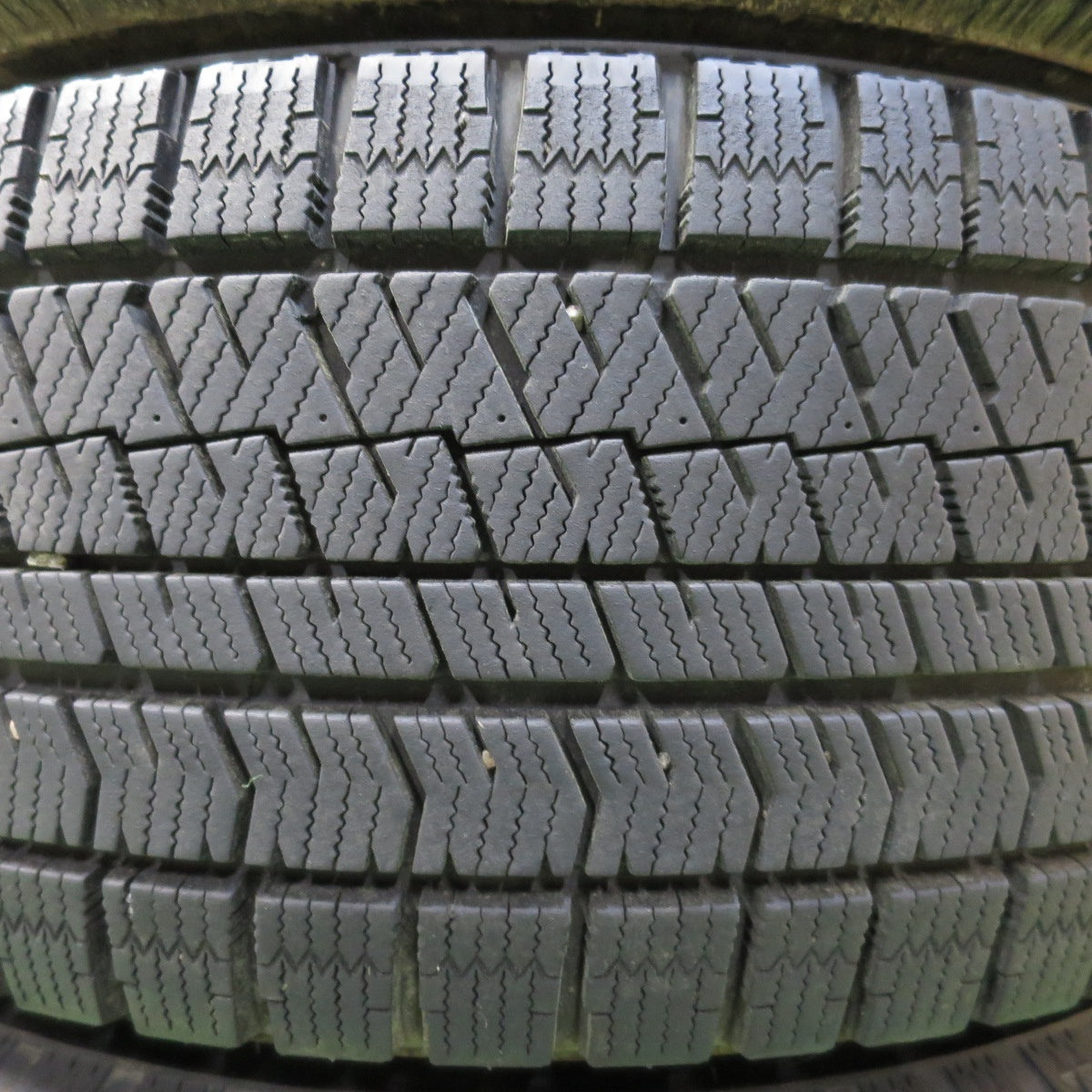 バリ溝！21年！キレイ！9.5分★スタッドレス 225/55R17 ブリヂストン ブリザック VRX2 SCHNEIDER MiD シュナイダー 17インチ PCD114.3/5H★5041002イス