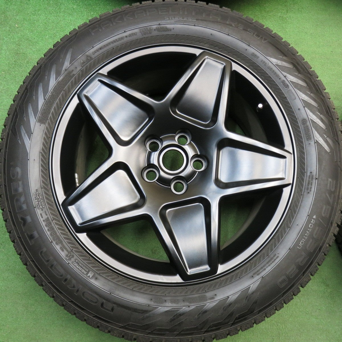 バリ溝！23年！キレイ！8.5分★ランドローバー ディフェンダー 等 275/55R20 スタッドレス ノキアン タイヤ ハッカペリッタ R5 SUV 阿部商会 AMD 20インチ PCD120/5H★6043008HAス