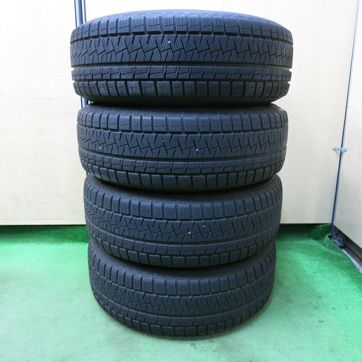 バリ溝！21年！キレイ！9.5分！付属品付★Lehrmeister L-F FIRST 225/60R18 スタッドレス ピレリ アイスアシンメトリコ レアマイスター L-Fファースト PCD114.3/5H★5022607SYス