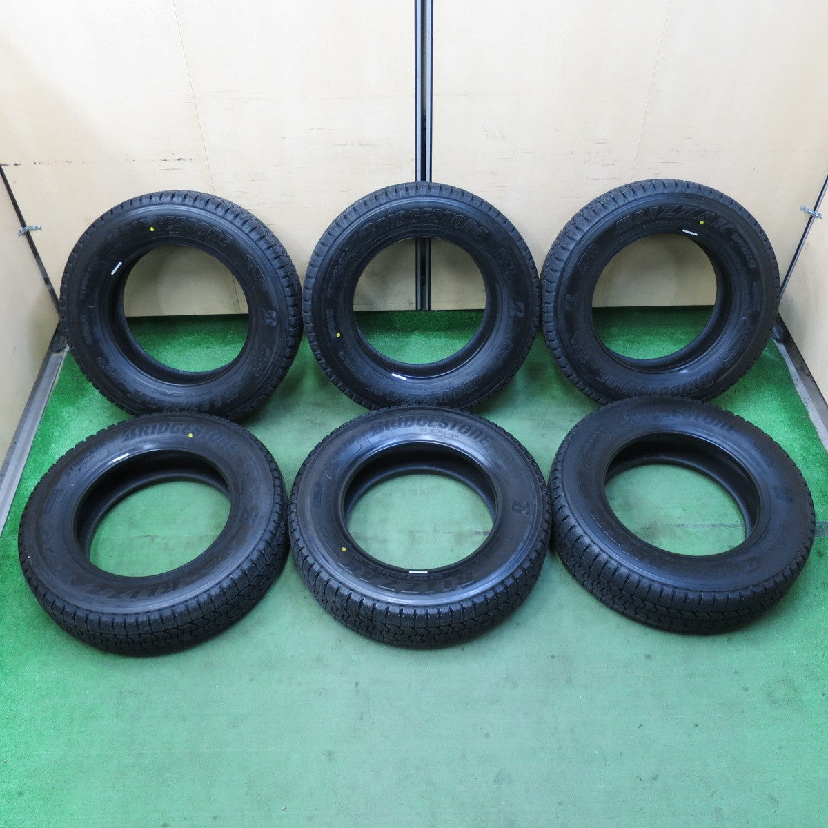 [送料無料] 未使用！24年★トラック タイヤ 205/70R16 111/109N スタッドレス ブリヂストン ブリザック W989 16インチ★5022804イスタ