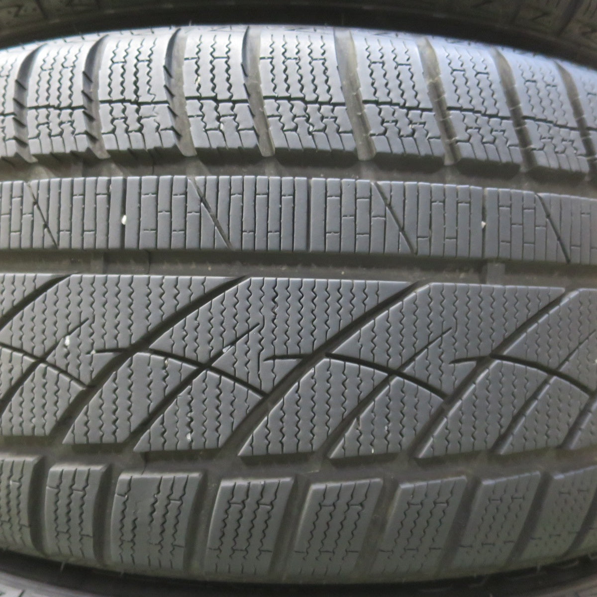 バリ溝！23年！8.5分◎スタッドレス 235/50R18 モモ SUV POLE W-4 Verthandi ヴェルザンディ 18インチ PCD114.3/5H◎6091501IMス
