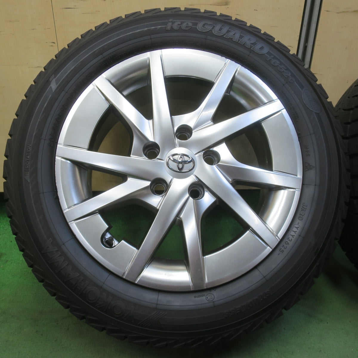 バリ溝！25年！ほぼ10分★トヨタ プリウスα 純正 205/60R16 スタッドレス ヨコハマ アイスガード iG52C 16インチ PCD114.3/5H★6060406イス