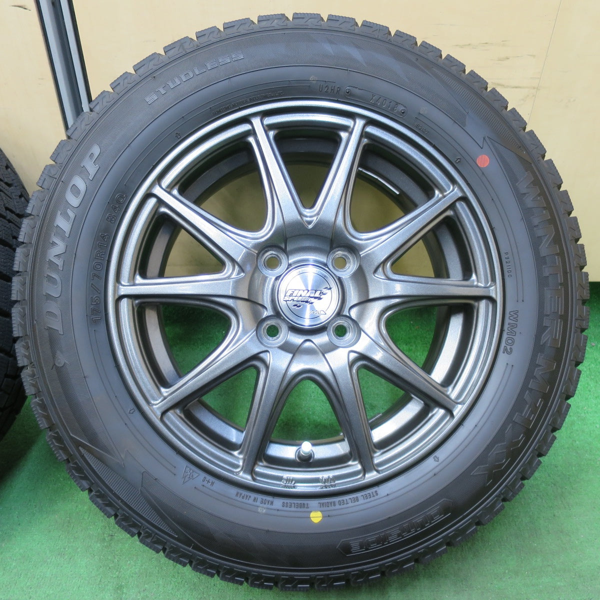 [送料無料] バリ溝！キレイ！9.5分以上★スタッドレス 175/70R14 ダンロップ ウインターマックス WM02 FINAL SPEED MiD ファイナルスピード PCD100/4H★4112004イス