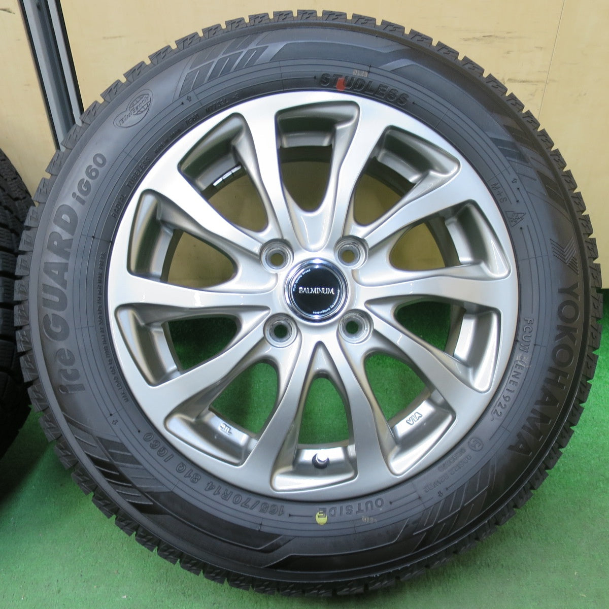 [送料無料] バリ溝！22年！キレイ！ほぼ10分★スタッドレス 165/70R14 ヨコハマ アイスガード iG60 BALMINUM バルミナ 14インチ PCD100/4H★5012804イス