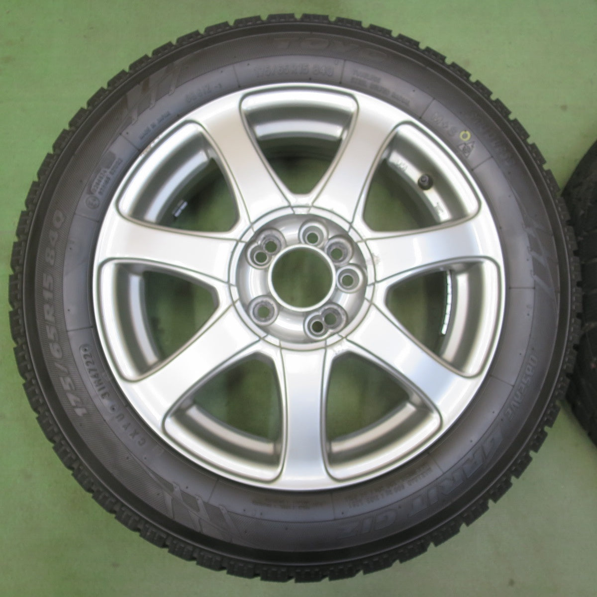 バリ溝！22年！9.5分★スタッドレス 175/65R15 トーヨー オブザーブ ガリット GIZ 社外 アルミ 15インチ PCD100/4H 5H マルチ★6051809イス