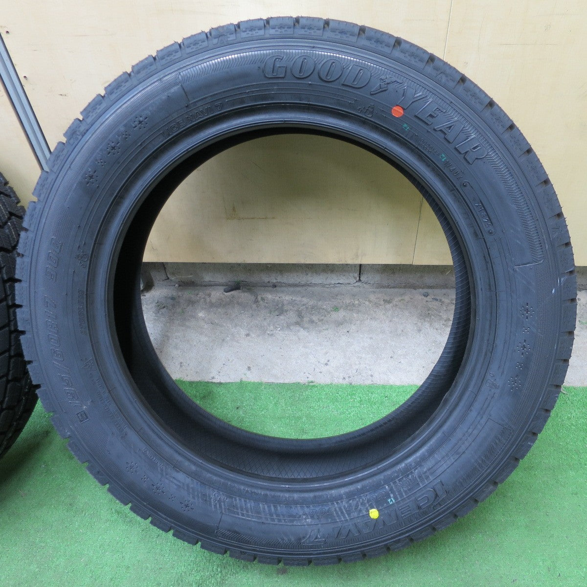 未使用！25年★スタッドレス 195/60R17 グッドイヤー アイスナビ7 タイヤ 17インチ ライズ ロッキー 60系 プリウス 等★6031304NGスタ