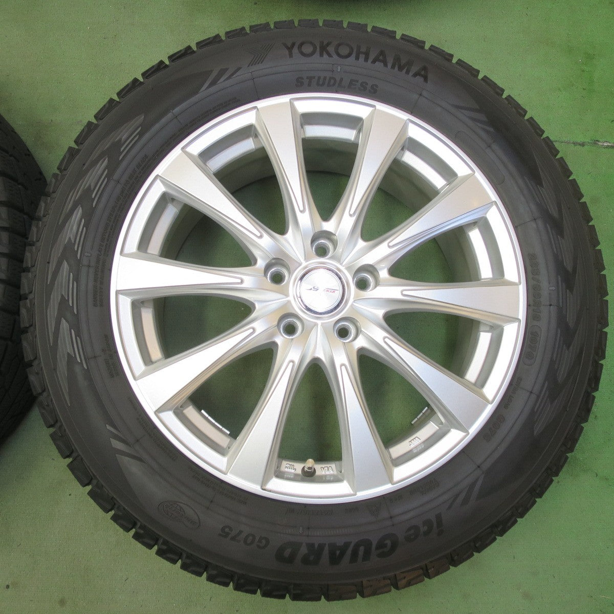 バリ溝！キレイ！9.5分★スタッドレス 235/60R18 ヨコハマ アイスガード G075 JOKER ジョーカー 18インチ PCD114.3/5H★6061012イス