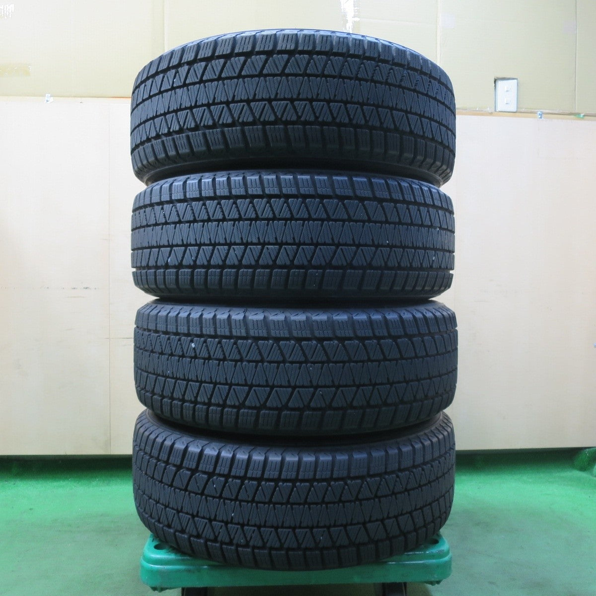 バリ溝！キレイ！9.5分★スタッドレス 225/60R17 ブリヂストン ブリザック DM-V3 PREO プレオ 17インチ PCD114.3/5H★5022713イス