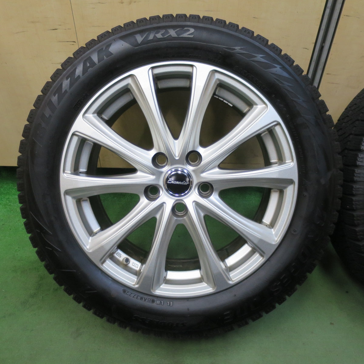 バリ溝！22年！キレイ！8.5分★スタッドレス 215/55R17 ブリヂストン ブリザック VRX2 Exceeder エクシーダー 17インチ PCD114.3/5H★5111201TTス