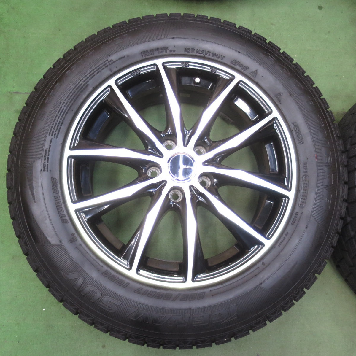 バリ溝！22年！キレイ！9.5分以上★スタッドレス 225/65R17 グッドイヤー アイスナビ SUV D.O.S. DOS 17インチ PCD114.3/5H★5122402イス