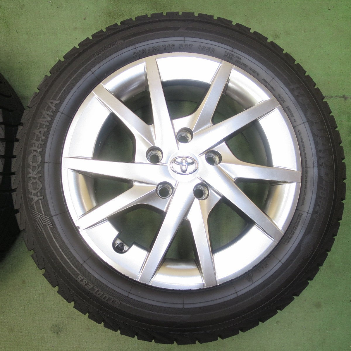バリ溝！25年！ほぼ10分★トヨタ プリウスα 純正 205/60R16 スタッドレス ヨコハマ アイスガード iG52C 16インチ PCD114.3/5H★6060406イス