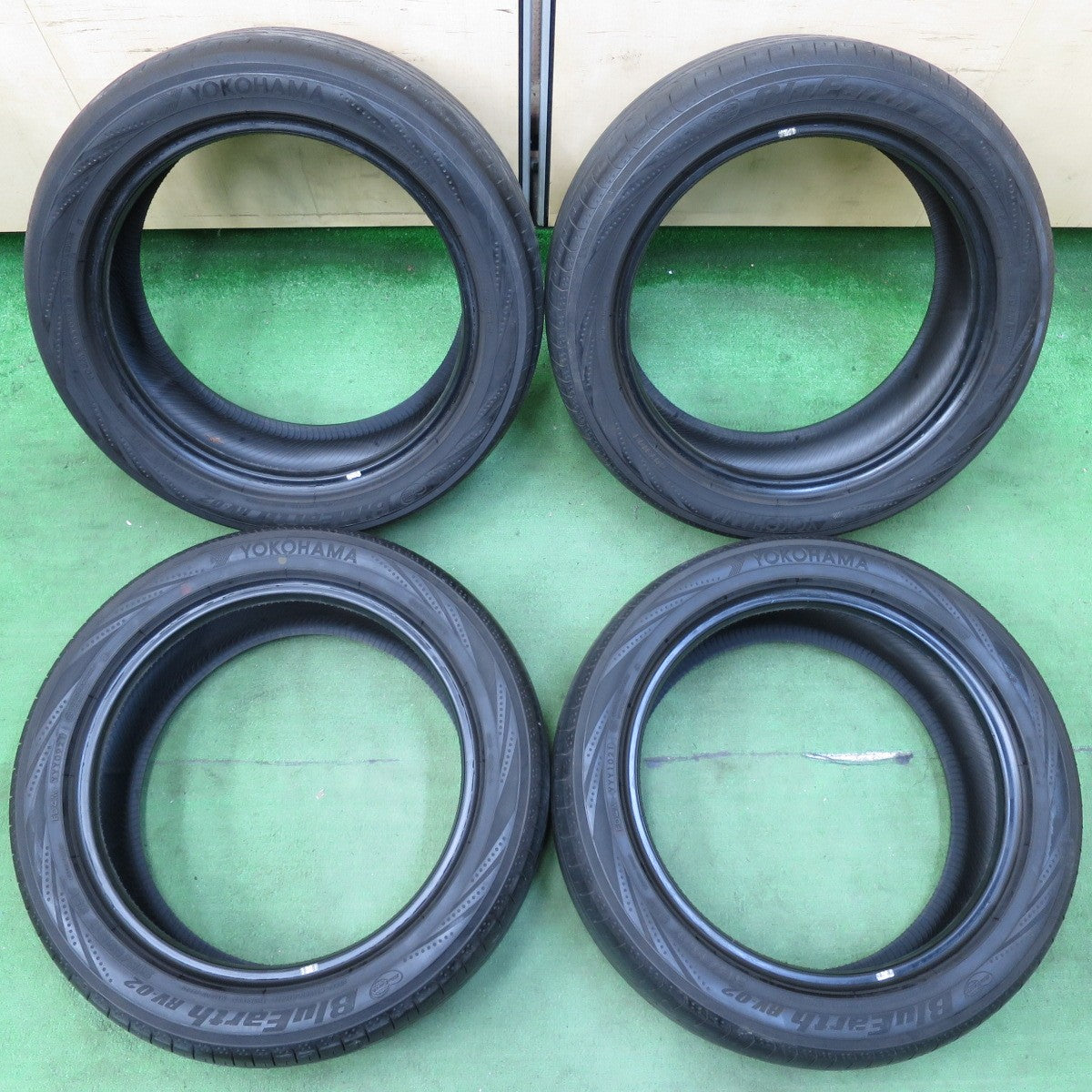 [送料無料] バリ溝！21年！9.5分★215/50R17 ヨコハマ ブルーアース RV-02 タイヤ 17インチ ウィッシュ リーフ インサイト アテンザ レヴォーグ 等★5011505イノタ