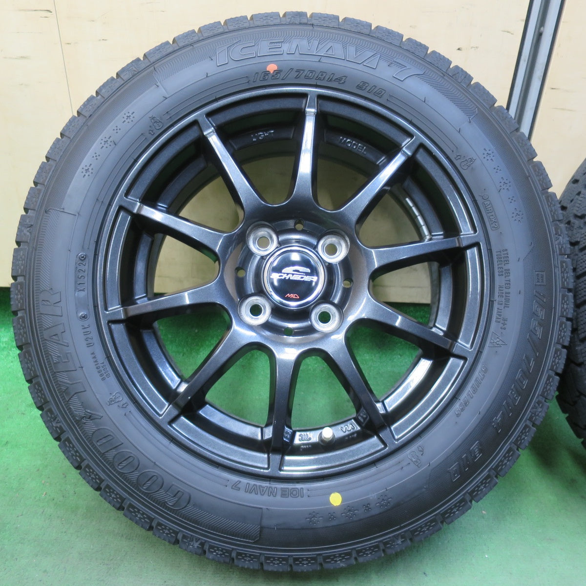 バリ溝！22年！キレイ！9.5分以上★スタッドレス 165/70R14 グッドイヤー アイスナビ7 SCHNEIDER MiD シュナイダー 14インチ PCD100/4H★5110406イス