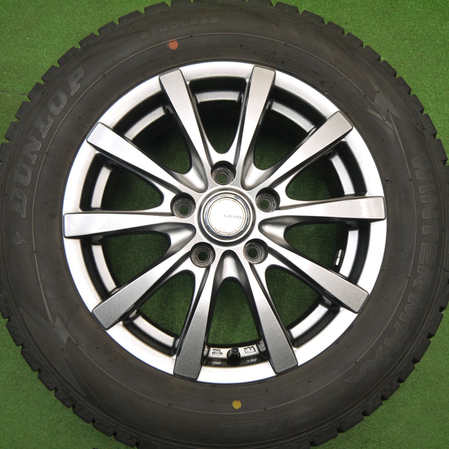 バリ溝！21年！キレイ！9分★スタッドレス 195/65R15 ダンロップ ウインターマックス WM02 GRASS グラス 15インチ PCD114.3/5H★5112802Hス