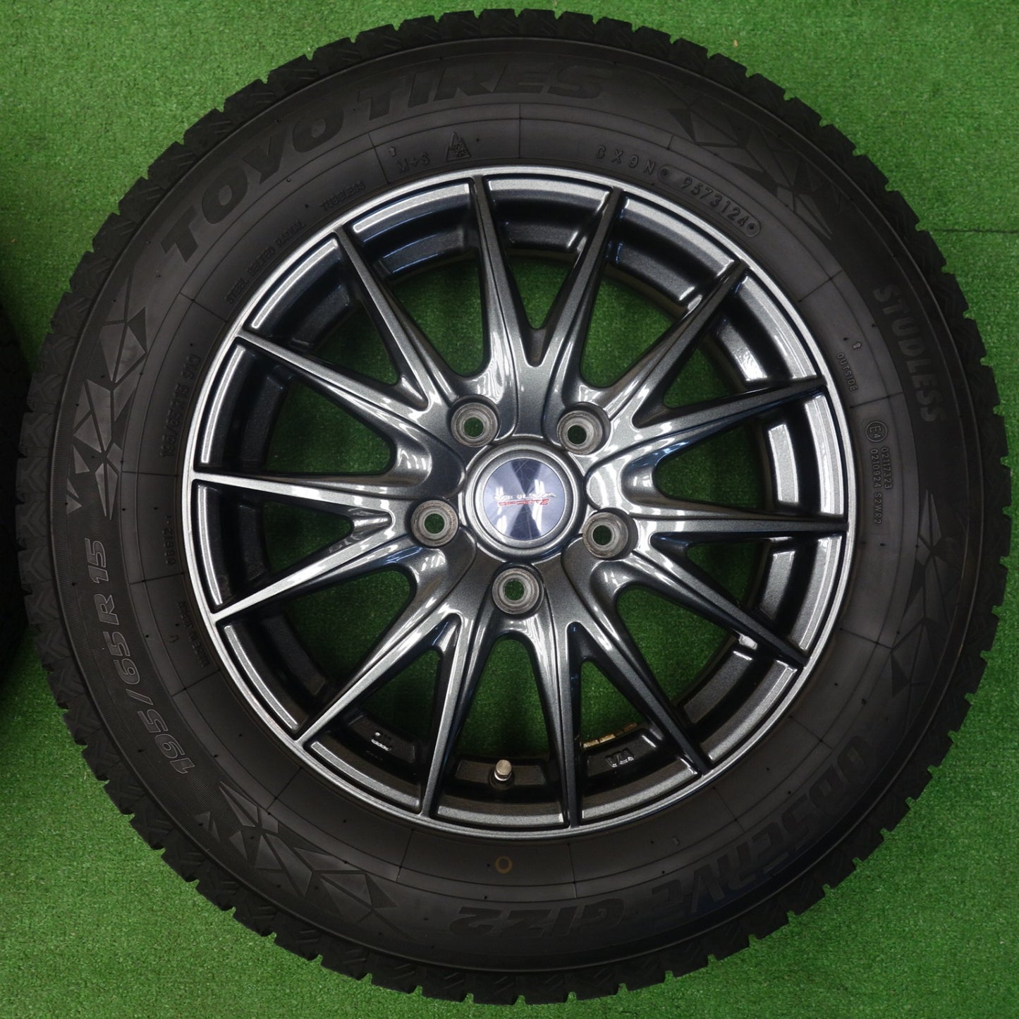 バリ溝！24年！キレイ！9.5分★スタッドレス 195/65R15 トーヨー オブザーブ GIZ2 VELVA SPORTZ ヴェルヴァ 15インチ PCD114.3/5H★6042402KTス