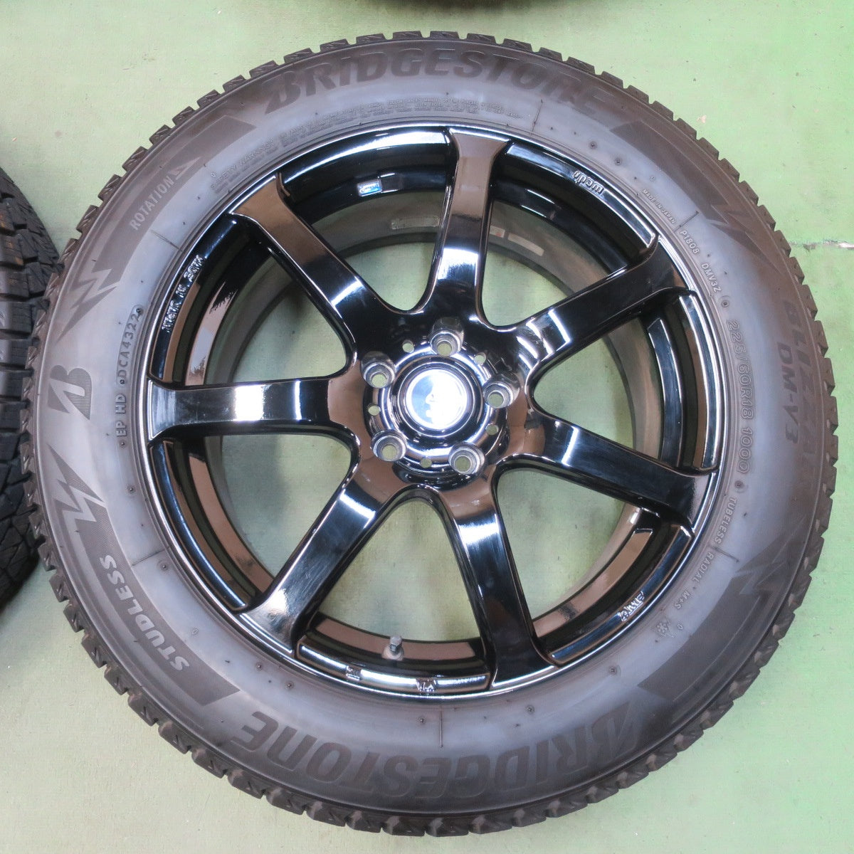バリ溝！22年！キレイ！9分◎LEONIS NAVIA 07 AMF 225/60R18 スタッドレス ブリヂストン ブリザック DM-V3 レオニス ナヴィア 07 18インチ PCD114.3/5H◎6081703イス