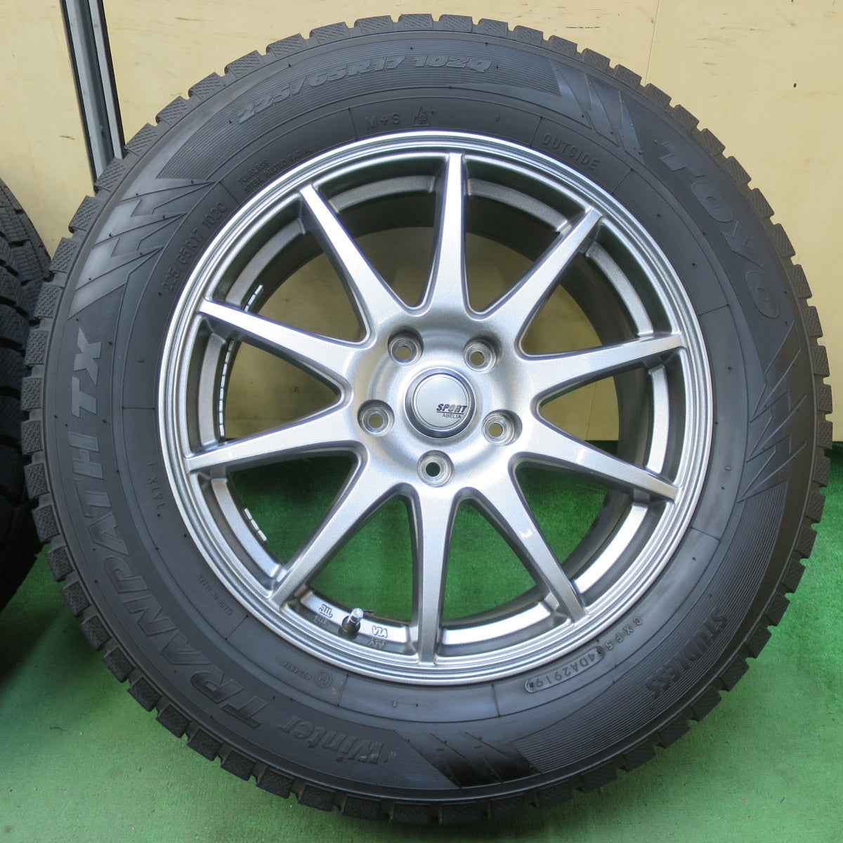 超バリ溝！キレイ！9.5分以上★スタッドレス 225/65R17 トーヨー ウインター トランパス TX SPORT ABELIA スポルト アベリア 17インチ PCD114.3/5H★5072507イス