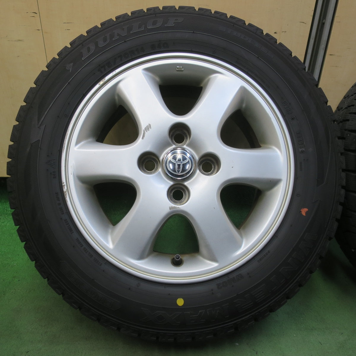 バリ溝！23年！8.5分◎トヨタ カローラ フィールダー 純正 175/70R14 スタッドレス ダンロップ ウインターマックス WM02 14インチ PCD100/4H◎6061201イス