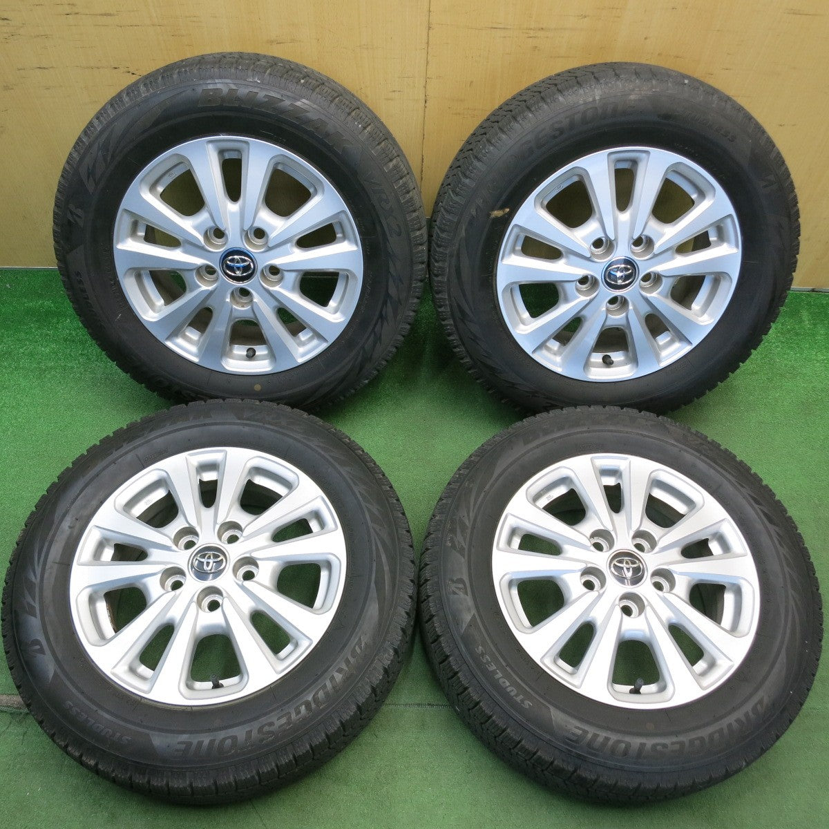 バリ溝！キレイ！9分★トヨタ 80系 ノア ヴォクシー 純正 195/65R15 スタッドレス ブリヂストン ブリザック VRX2 15インチ PCD114.3/5H★6052104HAス