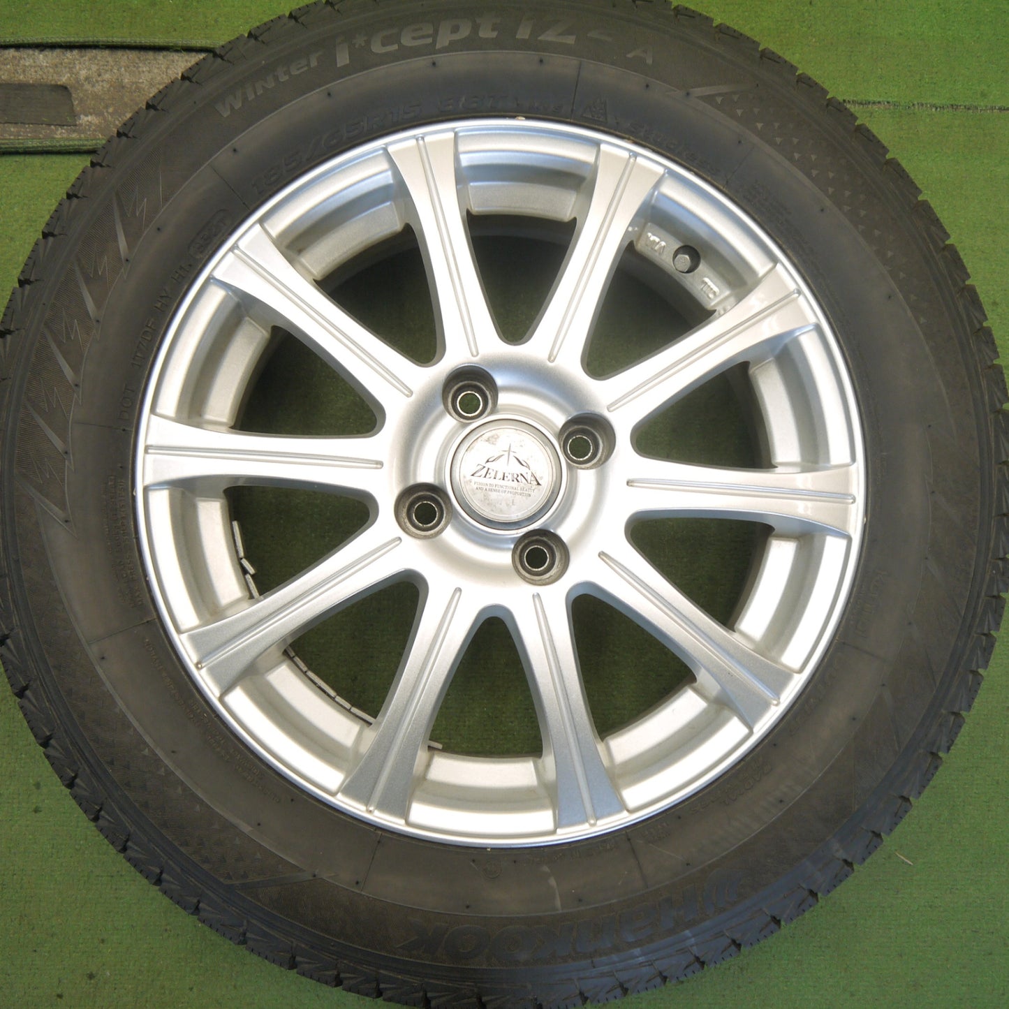 バリ溝！キレイ！ほぼ10分◎スタッドレス 185/65R15 ハンコック ウインター アイセプト IZ2A ZELERNA ゼラーナ 15インチ PCD100/4H◎6081704Hス