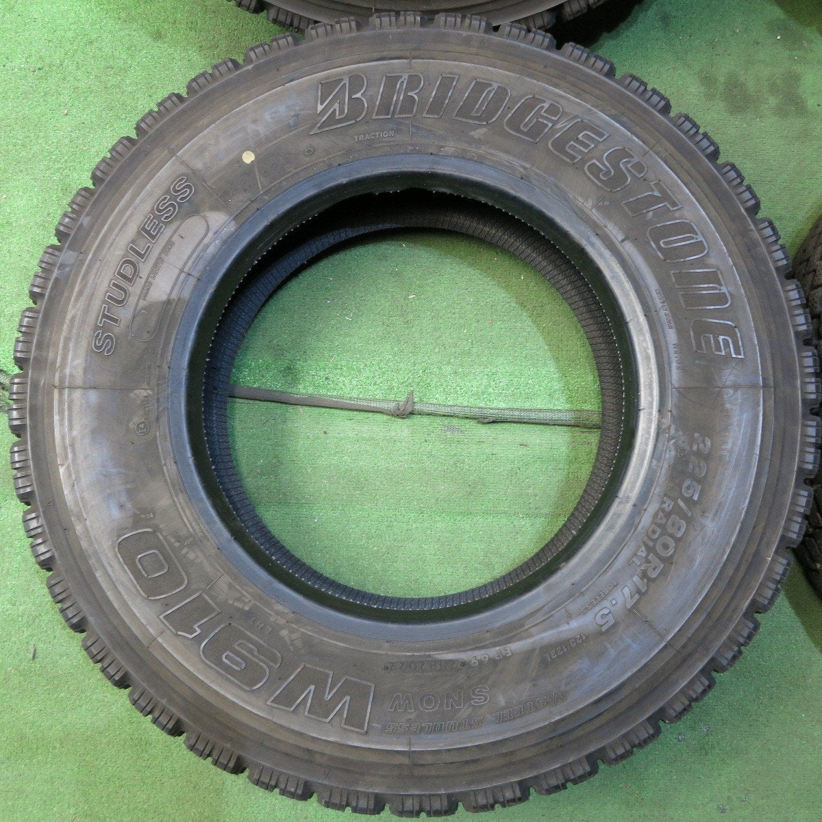 バリ溝！22年！8.5分★トラック タイヤ 225/80R17.5 123/122L スタッドレス ブリヂストン W910 17.5インチ★4021402クスタ